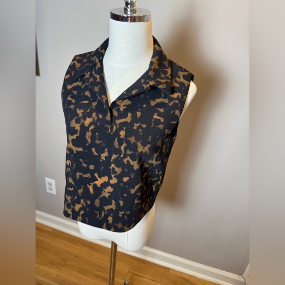 Theory Cropped Sleeveless Polo in Tortoiseshell Printed Crepe - Picture 2 of 6